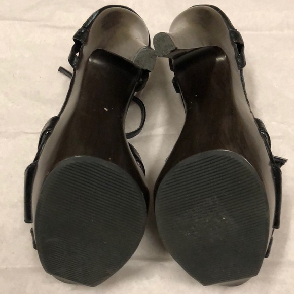 Strapping heels - Picture 3 of 3